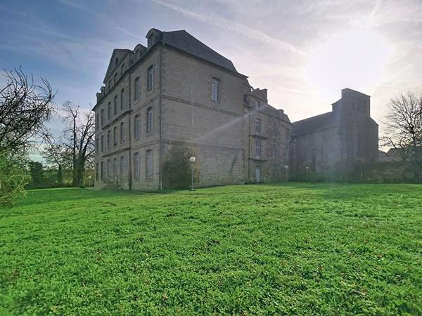 Appartement T3 rez de jardin à vendre à Cosnac dans le château - 2 chambres - une place de stationnement - Piscine - Terrasse / jardin