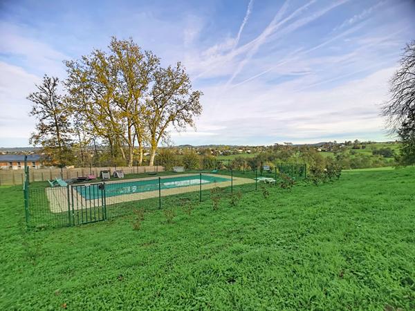 Appartement T3 rez de jardin à vendre à Cosnac dans le château - 2 chambres - une place de stationnement - Piscine - Terrasse / jardin