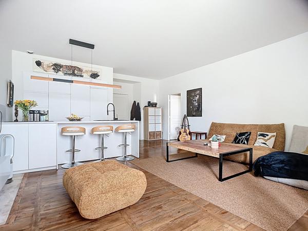 Appartement T3 rez de jardin à vendre à Cosnac dans le château - 2 chambres - une place de stationnement - Piscine - Terrasse / jardin