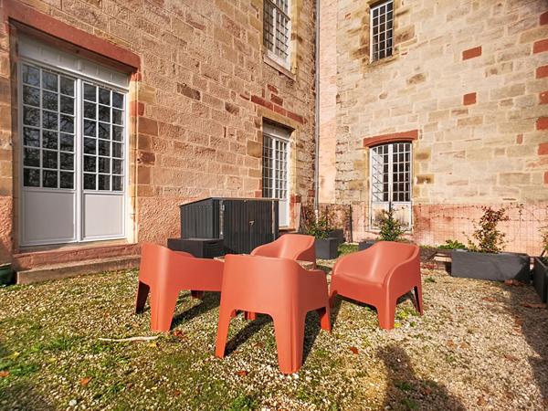 Appartement T3 rez de jardin à vendre à Cosnac dans le château - 2 chambres - une place de stationnement - Piscine - Terrasse / jardin