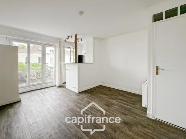 Studio rénové avec balcon, parking et 2 caves – Hyper centre de Chelles (77)