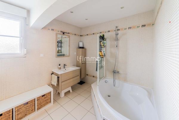 Maison Individuelle, familiale, au sein d'un dynamique village.