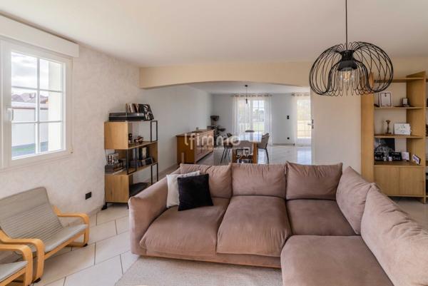 Maison Individuelle, familiale, au sein d'un dynamique village.