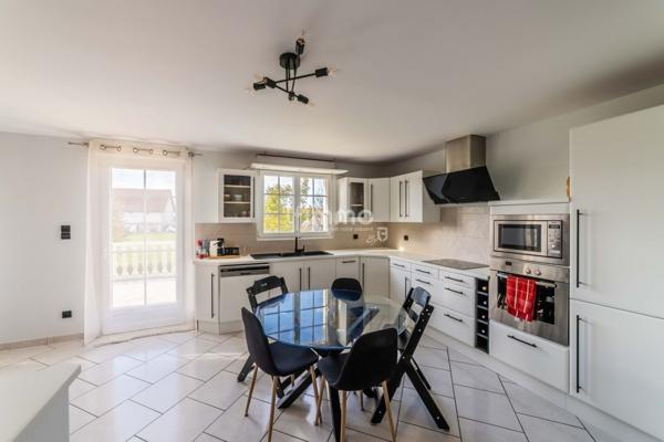 Maison Individuelle, familiale, au sein d'un dynamique village.