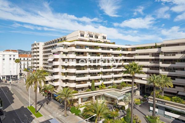 Appartement
         2 pièces
        - 60 m² Bien prestige 629 000 € *
