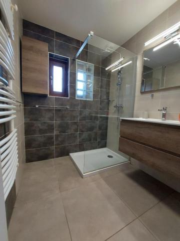 Sévrier : spacieux appartement 3 pièces (74 m²) , Balcon , cave - une place de Parking privé