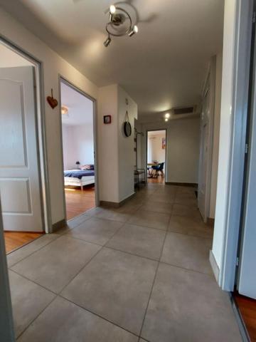 Sévrier : spacieux appartement 3 pièces (74 m²) , Balcon , cave - une place de Parking privé