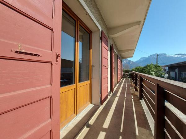 Sévrier : spacieux appartement 3 pièces (74 m²) , Balcon , cave - une place de Parking privé