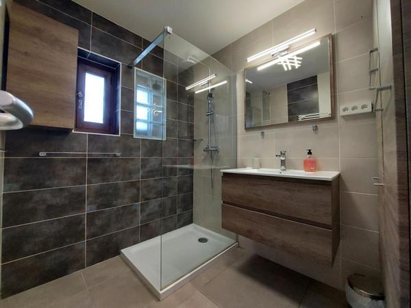 Sévrier : spacieux appartement 3 pièces (74 m²) , Balcon , cave - une place de Parking privé