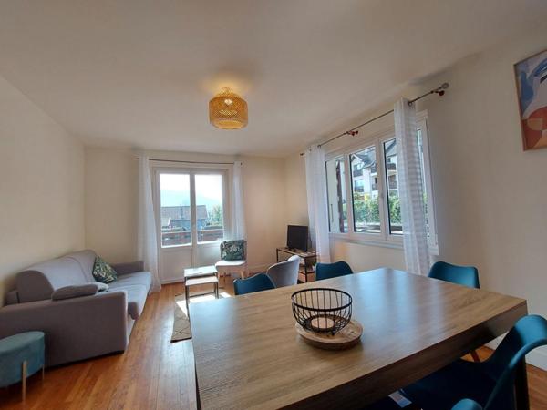 Sévrier : spacieux appartement 3 pièces (74 m²) , Balcon , cave - une place de Parking privé