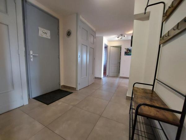 Sévrier : spacieux appartement 3 pièces (74 m²) , Balcon , cave - une place de Parking privé