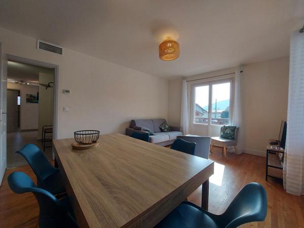 Sévrier : spacieux appartement 3 pièces (74 m²) , Balcon , cave - une place de Parking privé