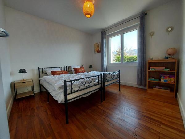 Sévrier : spacieux appartement 3 pièces (74 m²) , Balcon , cave - une place de Parking privé