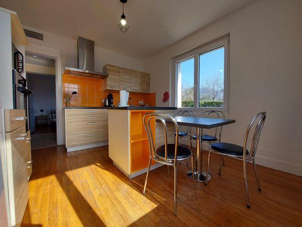 Sévrier : spacieux appartement 3 pièces (74 m²) , Balcon , cave - une place de Parking privé