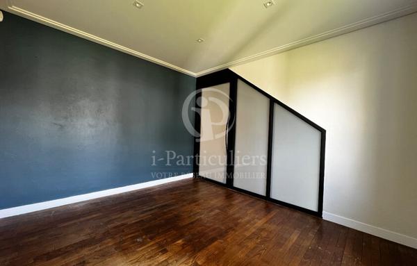 Local professionel de 101m2 + 57m2 d'espace de stockage.