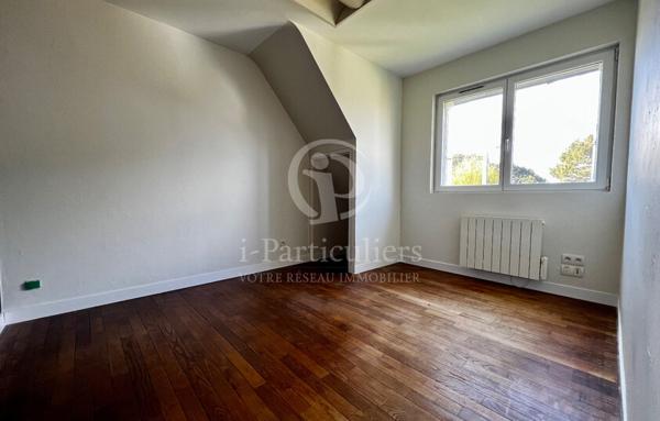 Local professionel de 101m2 + 57m2 d'espace de stockage.