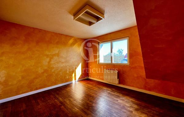 Local professionel de 101m2 + 57m2 d'espace de stockage.