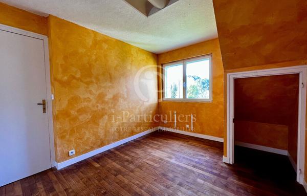 Local professionel de 101m2 + 57m2 d'espace de stockage.