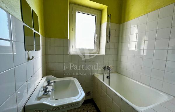 Local professionel de 101m2 + 57m2 d'espace de stockage.