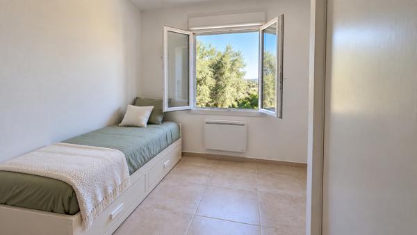 Maison T4 plain-pied avec piscine, T2 et double garage – calme absolu