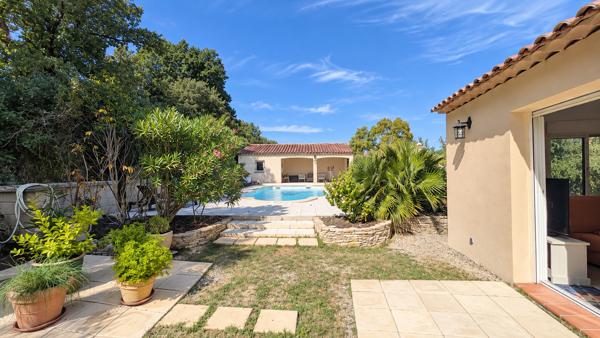 Maison T4 plain-pied avec piscine, T2 et double garage – calme absolu