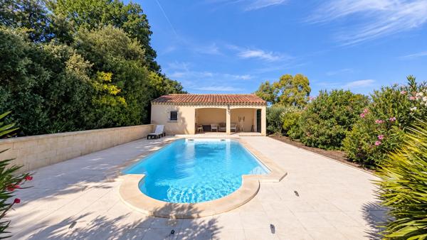 Maison T4 plain-pied avec piscine, T2 et double garage – calme absolu