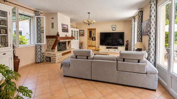 Maison T4 plain-pied avec piscine, T2 et double garage – calme absolu