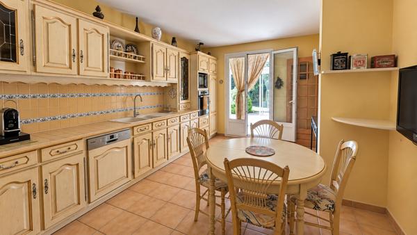Maison T4 plain-pied avec piscine, T2 et double garage – calme absolu