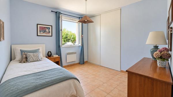 Maison T4 plain-pied avec piscine, T2 et double garage – calme absolu