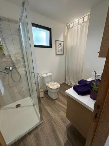 Véritable coup de cœur, cette maison contemporaine de 166 m² plein sud séduit par son cadre nature et sa proximité du village. Prestations haut de gamme : piscine sécurisée Coverseal, climatisation gainable réversible, panneaux solaires (énergie maîtrisée), dépendance, volets et stores motorisés, garage automatisé et système de sécurité. Un art de vivre rare, clé en main.