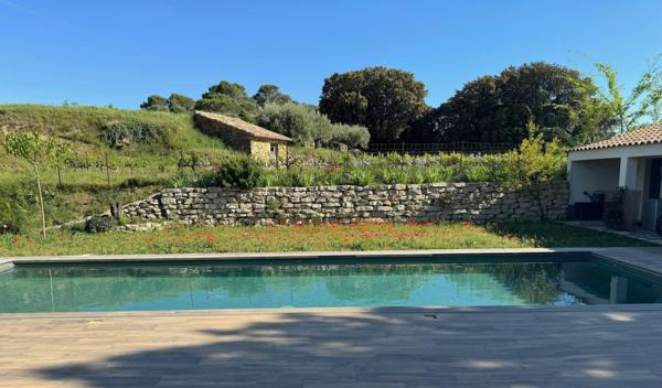 Véritable coup de cœur, cette maison contemporaine de 166 m² plein sud séduit par son cadre nature et sa proximité du village. Prestations haut de gamme : piscine sécurisée Coverseal, climatisation gainable réversible, panneaux solaires (énergie maîtrisée), dépendance, volets et stores motorisés, garage automatisé et système de sécurité. Un art de vivre rare, clé en main.