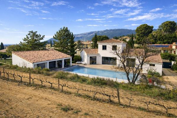 Véritable coup de cœur, cette maison contemporaine de 166 m² plein sud séduit par son cadre nature et sa proximité du village. Prestations haut de gamme : piscine sécurisée Coverseal, climatisation gainable réversible, panneaux solaires (énergie maîtrisée), dépendance, volets et stores motorisés, garage automatisé et système de sécurité. Un art de vivre rare, clé en main.