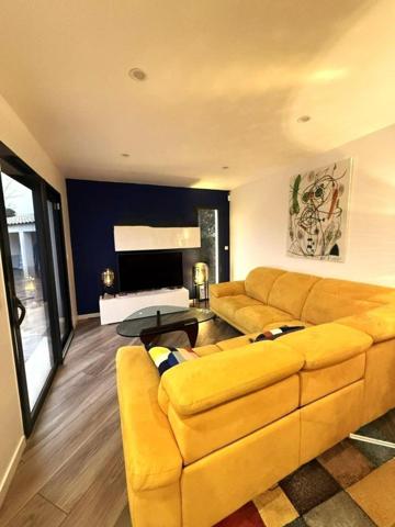 Véritable coup de cœur, cette maison contemporaine de 166 m² plein sud séduit par son cadre nature et sa proximité du village. Prestations haut de gamme : piscine sécurisée Coverseal, climatisation gainable réversible, panneaux solaires (énergie maîtrisée), dépendance, volets et stores motorisés, garage automatisé et système de sécurité. Un art de vivre rare, clé en main.