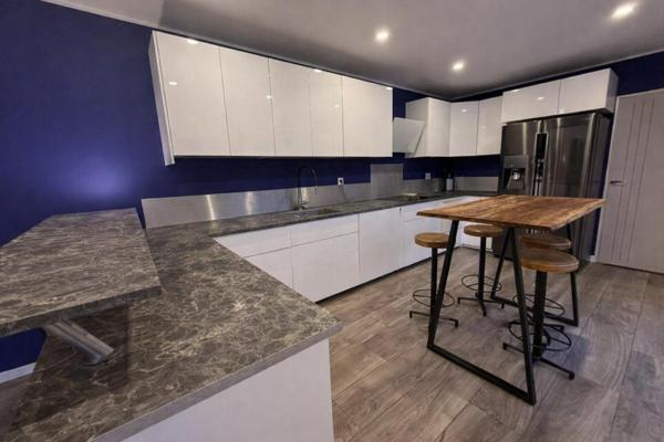 Véritable coup de cœur, cette maison contemporaine de 166 m² plein sud séduit par son cadre nature et sa proximité du village. Prestations haut de gamme : piscine sécurisée Coverseal, climatisation gainable réversible, panneaux solaires (énergie maîtrisée), dépendance, volets et stores motorisés, garage automatisé et système de sécurité. Un art de vivre rare, clé en main.