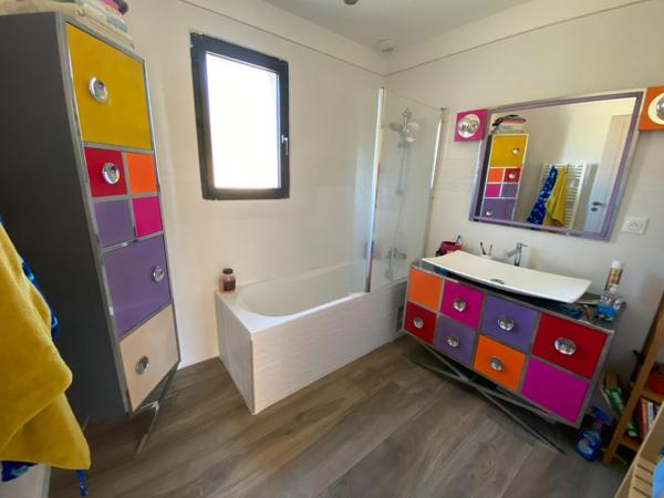 Véritable coup de cœur, cette maison contemporaine de 166 m² plein sud séduit par son cadre nature et sa proximité du village. Prestations haut de gamme : piscine sécurisée Coverseal, climatisation gainable réversible, panneaux solaires (énergie maîtrisée), dépendance, volets et stores motorisés, garage automatisé et système de sécurité. Un art de vivre rare, clé en main.