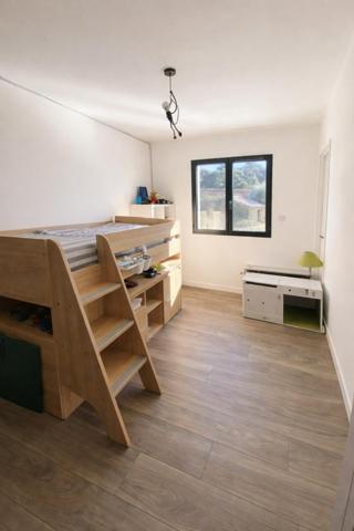 Véritable coup de cœur, cette maison contemporaine de 166 m² plein sud séduit par son cadre nature et sa proximité du village. Prestations haut de gamme : piscine sécurisée Coverseal, climatisation gainable réversible, panneaux solaires (énergie maîtrisée), dépendance, volets et stores motorisés, garage automatisé et système de sécurité. Un art de vivre rare, clé en main.