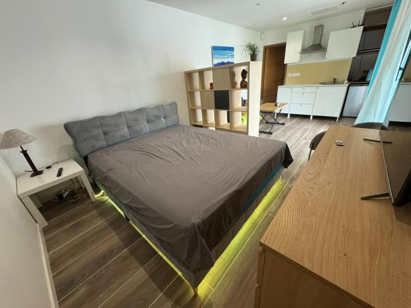 Véritable coup de cœur, cette maison contemporaine de 166 m² plein sud séduit par son cadre nature et sa proximité du village. Prestations haut de gamme : piscine sécurisée Coverseal, climatisation gainable réversible, panneaux solaires (énergie maîtrisée), dépendance, volets et stores motorisés, garage automatisé et système de sécurité. Un art de vivre rare, clé en main.