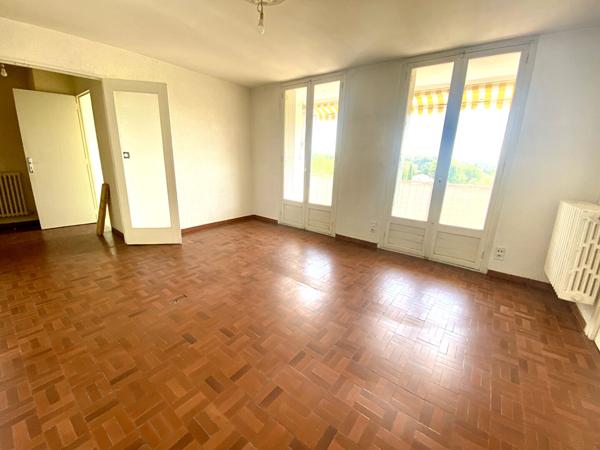 Appartement Saint Cannat 4 pièce(s) 72 m2 avec balcons, loggia, cave et garage