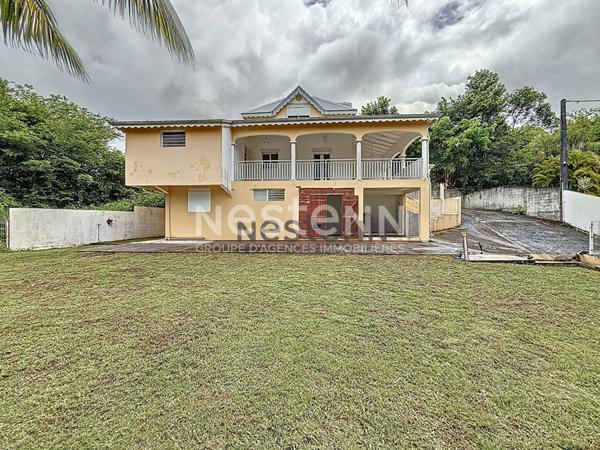 À Vendre Maison F5 à deux niveaux avec terrasse et loggia située au Gosier