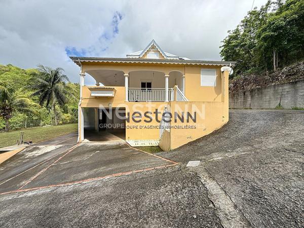 À Vendre Maison F5 à deux niveaux avec terrasse et loggia située au Gosier