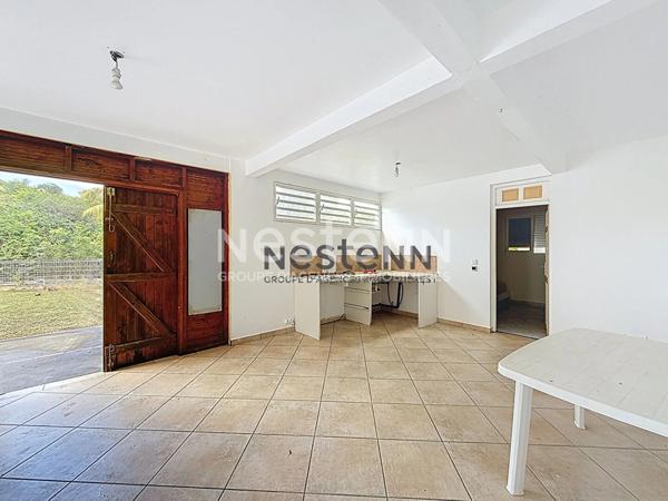 À Vendre Maison F5 à deux niveaux avec terrasse et loggia située au Gosier