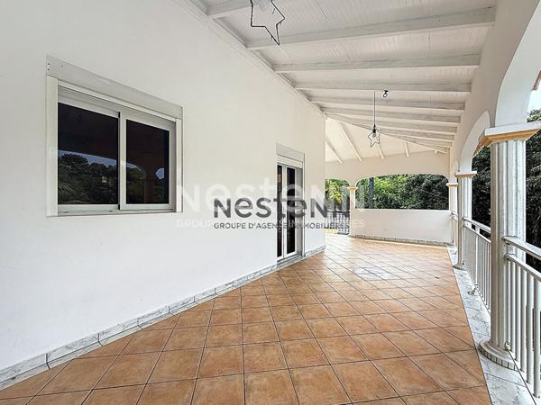 À Vendre Maison F5 à deux niveaux avec terrasse et loggia située au Gosier