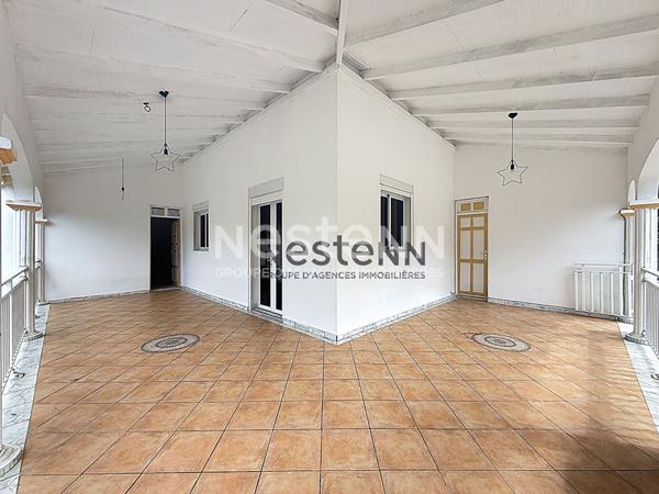 À Vendre Maison F5 à deux niveaux avec terrasse et loggia située au Gosier