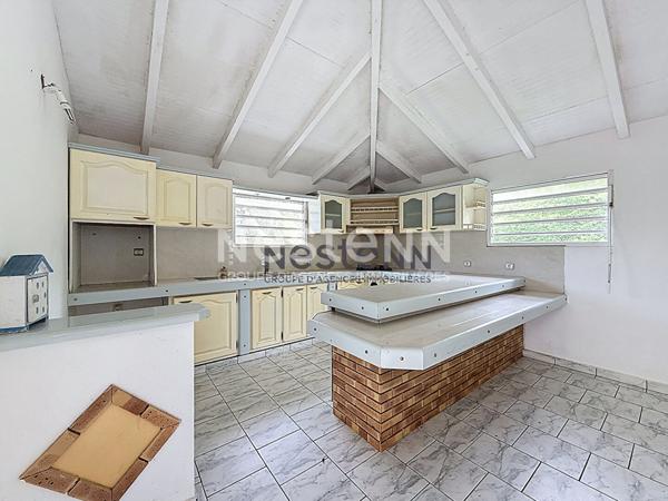À Vendre Maison F5 à deux niveaux avec terrasse et loggia située au Gosier