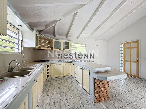 À Vendre Maison F5 à deux niveaux avec terrasse et loggia située au Gosier