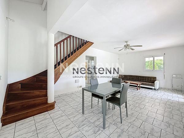 À Vendre Maison F5 à deux niveaux avec terrasse et loggia située au Gosier