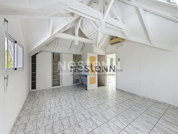 À Vendre Maison F5 à deux niveaux avec terrasse et loggia située au Gosier
