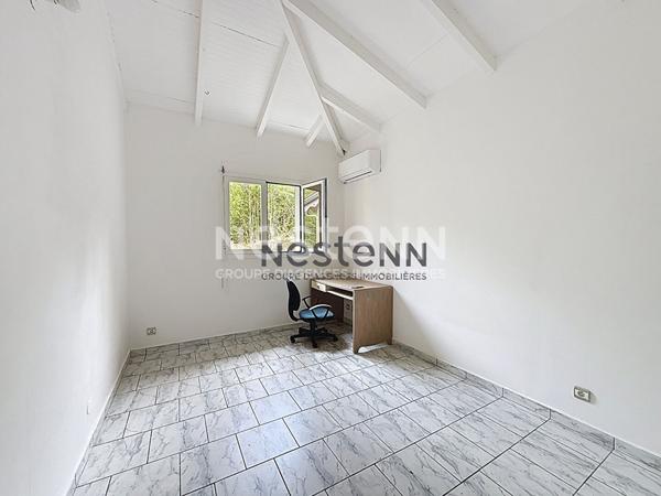 À Vendre Maison F5 à deux niveaux avec terrasse et loggia située au Gosier