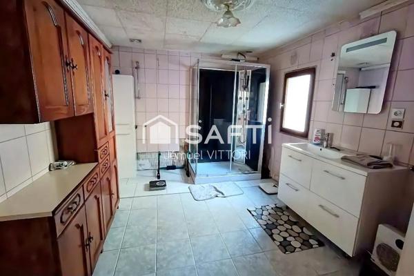 Maison 3 chambres, hangar, terrain avec plan d'eau