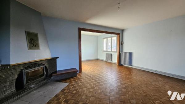 A vendre à VALENCE-EN-POITOU, COUHE,  Un pavillon sur sous-sol, de 166 au sein d'un terrain de 797m²